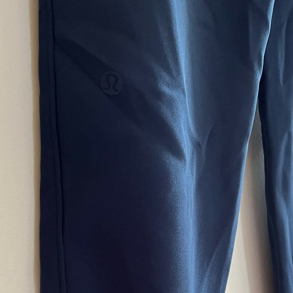 Lululemon On The Fly Jogger in True Navy Blue, size 4 - Picture 10 of 11